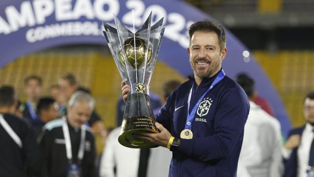 1684238128872019834.jpg ramon-menezes-prepara-sua-comissao-tecnica_17195041913_widelg.jpg